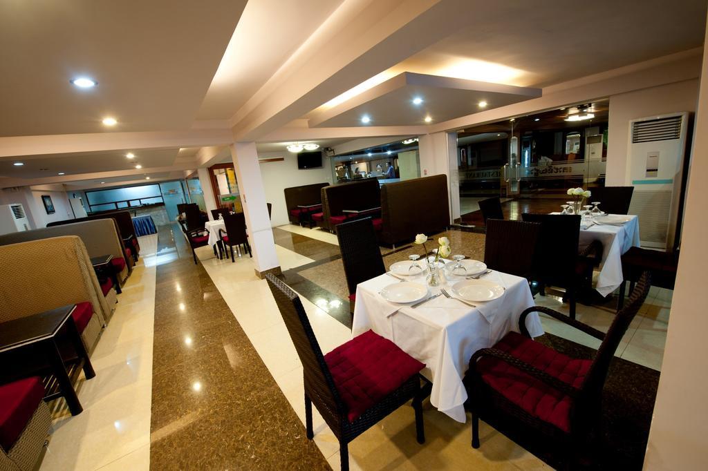 Circuit Hotel & Cafe - Nana Hotel พนมเปญ ภายนอก รูปภาพ