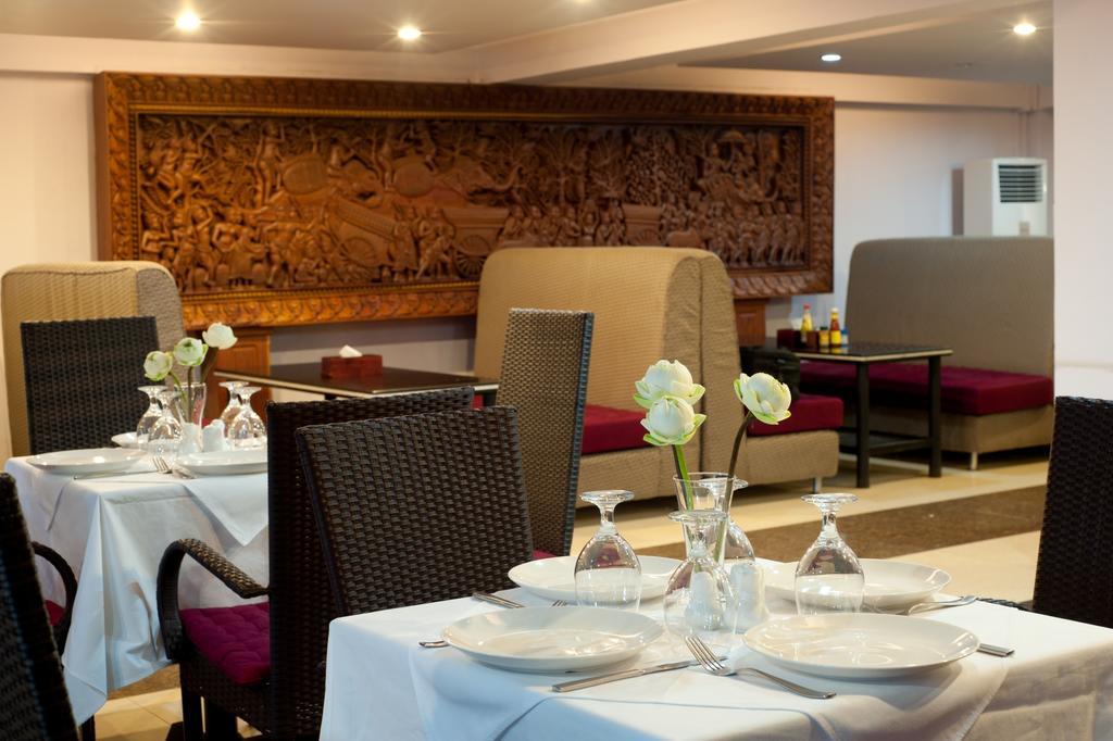 Circuit Hotel & Cafe - Nana Hotel พนมเปญ ภายนอก รูปภาพ