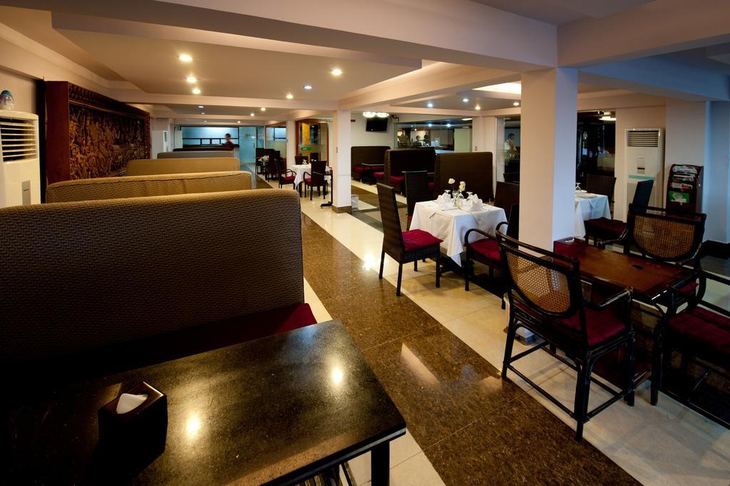 Circuit Hotel & Cafe - Nana Hotel พนมเปญ ภายนอก รูปภาพ
