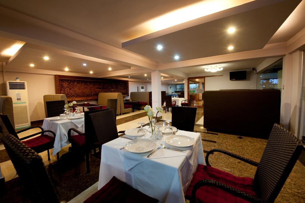 Circuit Hotel & Cafe - Nana Hotel พนมเปญ ภายนอก รูปภาพ