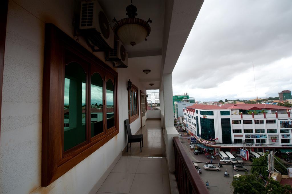Circuit Hotel & Cafe - Nana Hotel พนมเปญ ภายนอก รูปภาพ