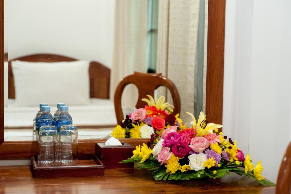 Circuit Hotel & Cafe - Nana Hotel พนมเปญ ภายนอก รูปภาพ