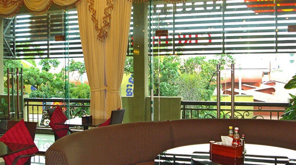 Circuit Hotel & Cafe - Nana Hotel พนมเปญ ภายนอก รูปภาพ