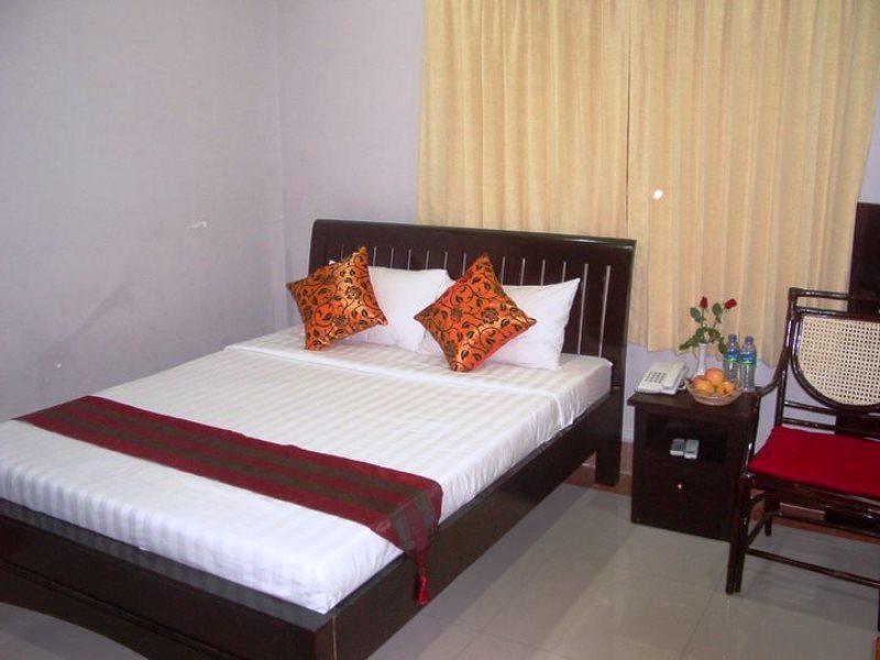 Circuit Hotel & Cafe - Nana Hotel พนมเปญ ภายนอก รูปภาพ